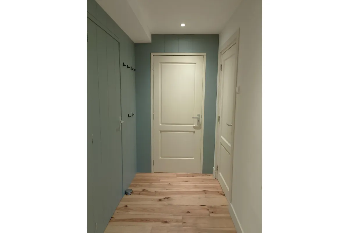 Gang naar de badkamer met garderobe