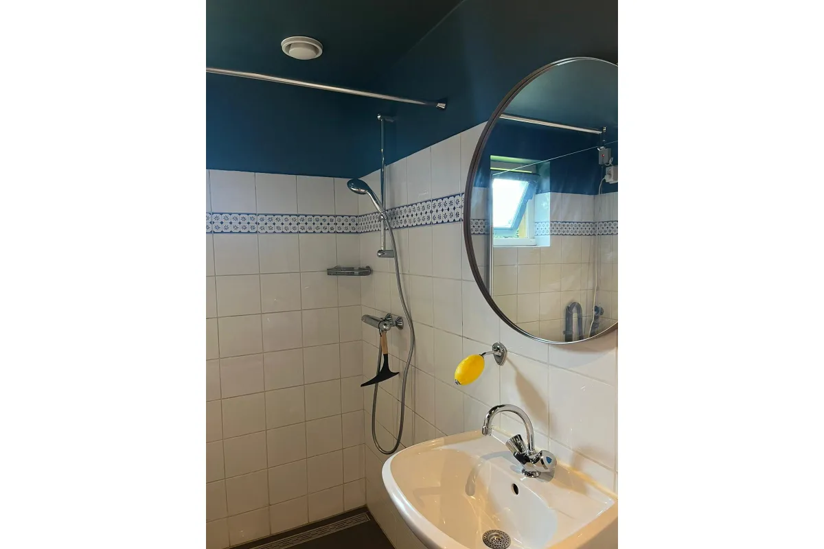 Badkamer met fijne grote spiegel