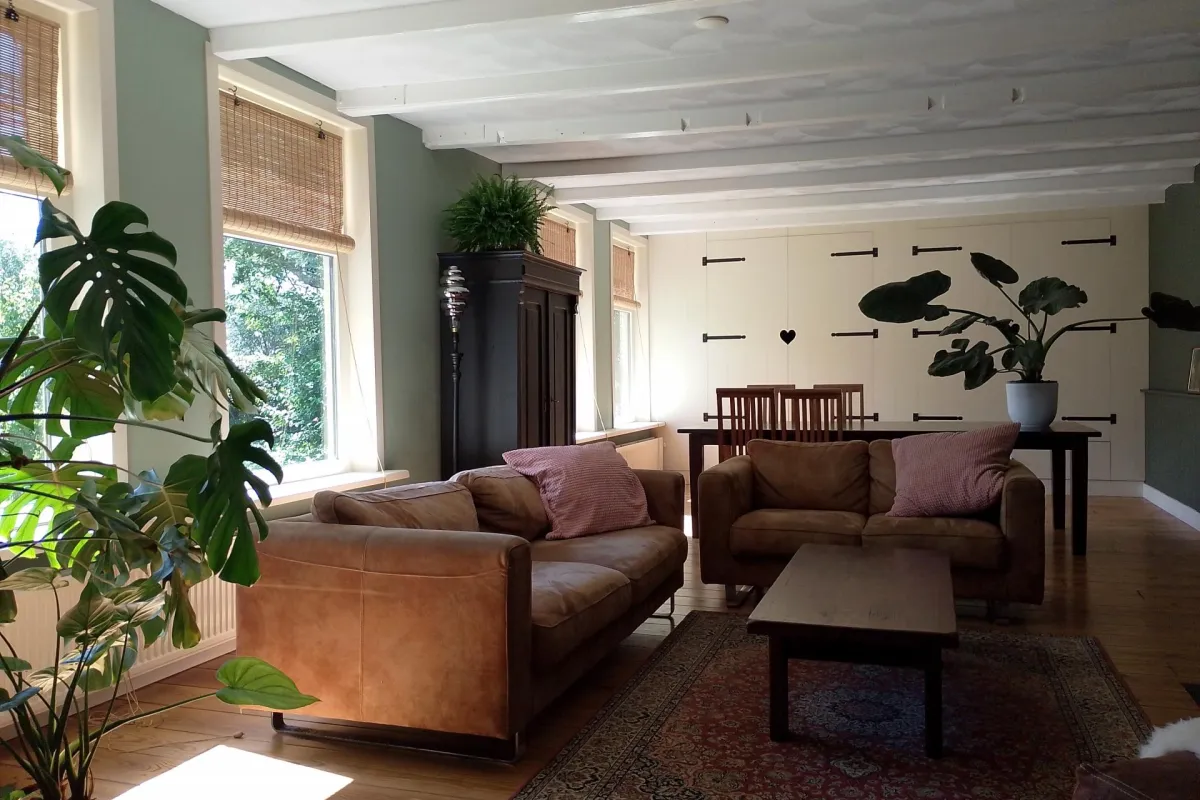 Prettige woonkamer met extra werkplek en twee dubbele bedstedes