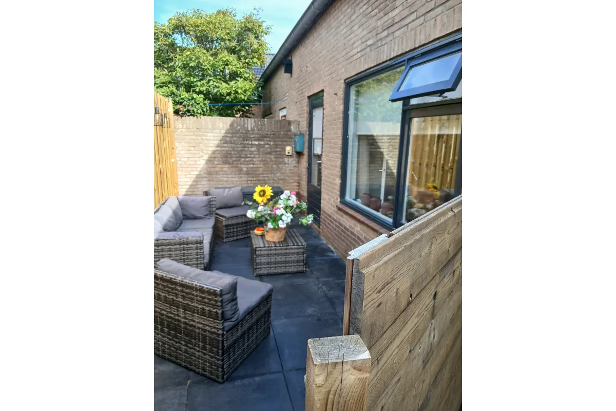 De tuin met tuin set