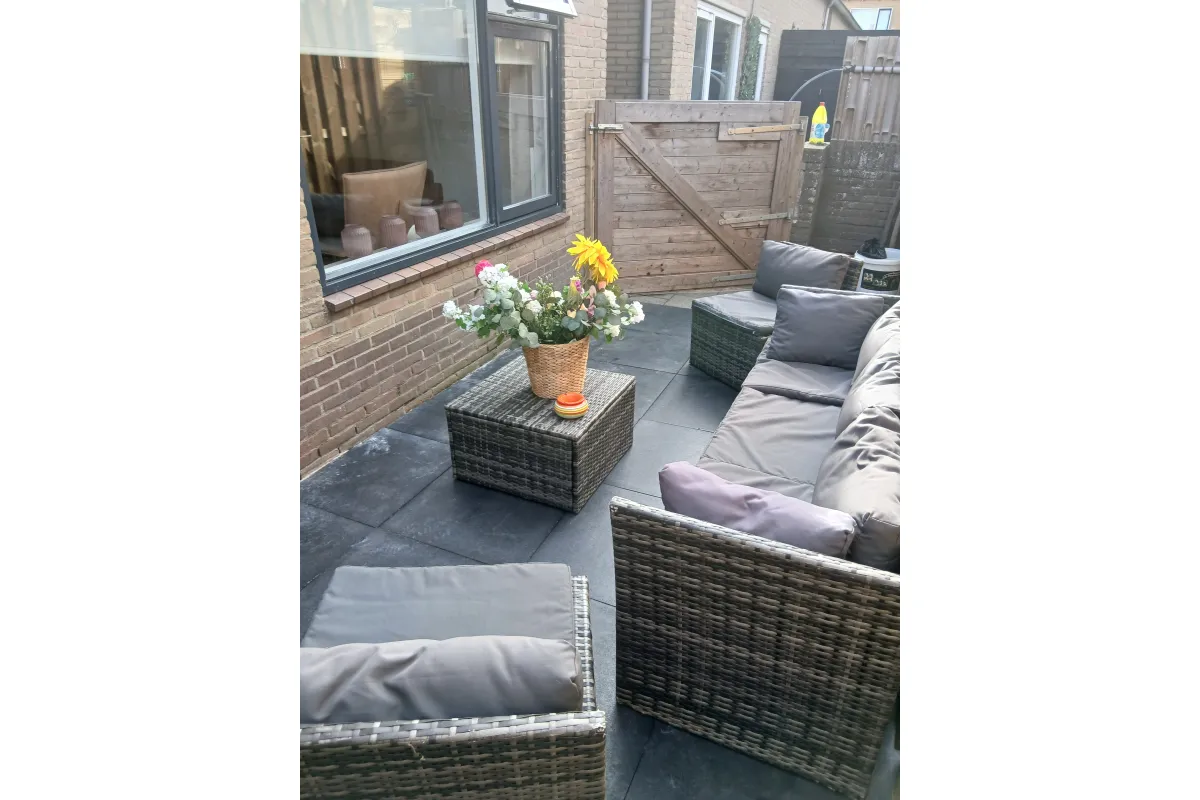 De tuin met tuin set