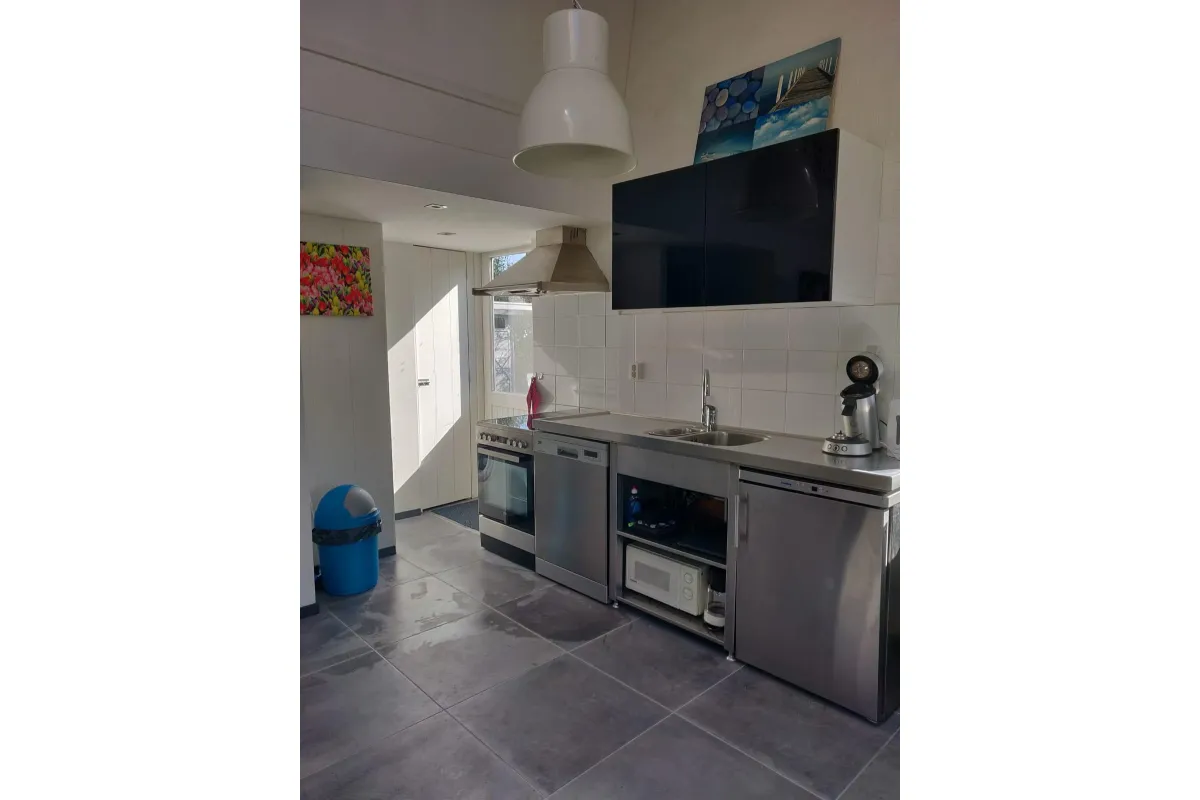 Keuken met oven en vaatwasmachine 