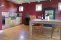 Grote keuken met fornuis, koelkast en oven