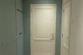 Gang naar de badkamer met garderobe
