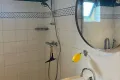 Badkamer met fijne grote spiegel