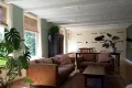 Prettige woonkamer met extra werkplek en twee dubbele bedstedes
